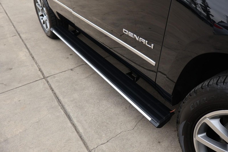 GMC Yukon Vehicle Full-screen Gallery Image 16
