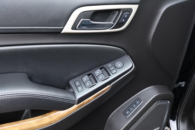 GMC Yukon Vehicle Full-screen Gallery Image 20