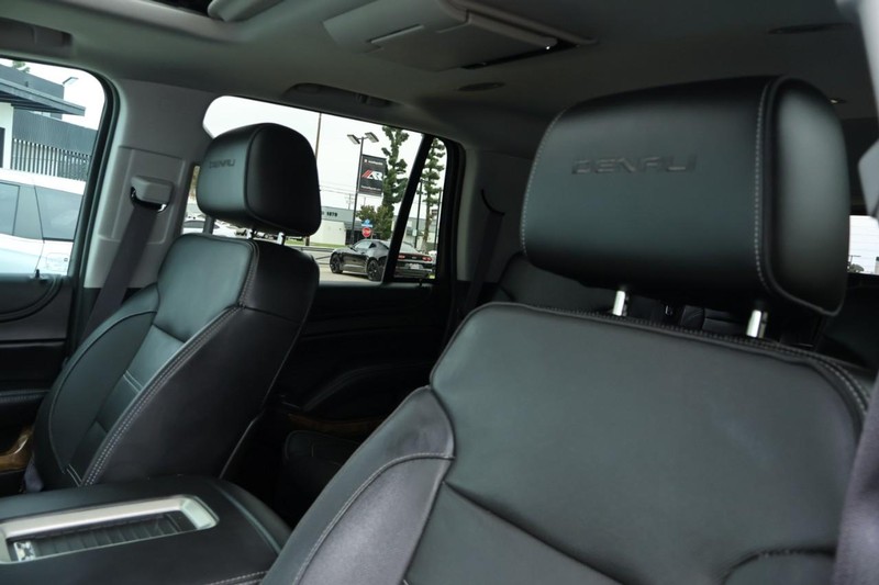 GMC Yukon Vehicle Full-screen Gallery Image 25