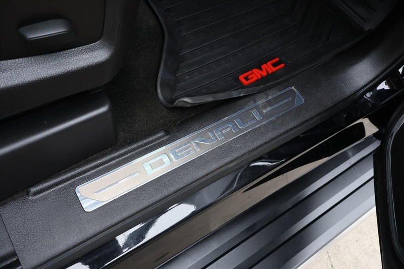 GMC Yukon Vehicle Full-screen Gallery Image 28