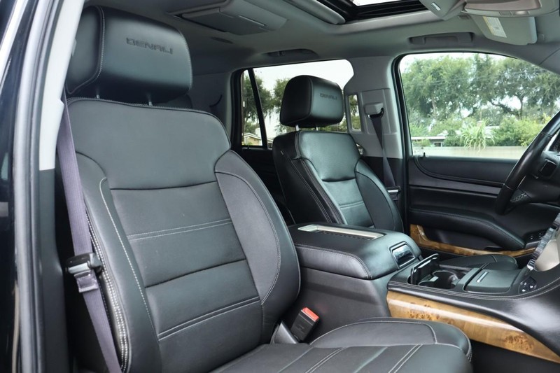 GMC Yukon Vehicle Full-screen Gallery Image 30