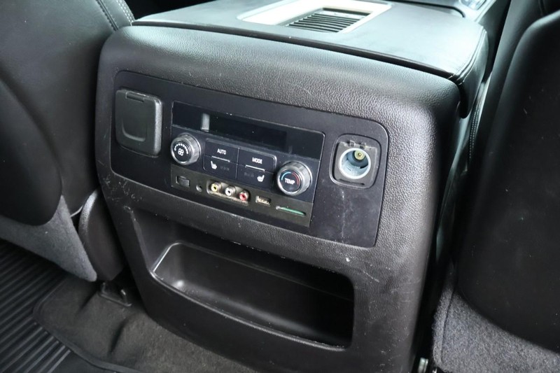 GMC Yukon Vehicle Full-screen Gallery Image 35