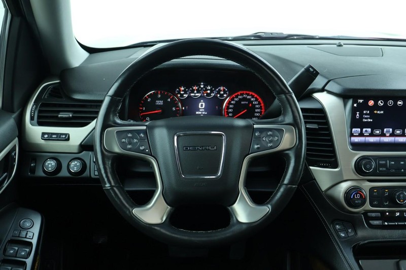 GMC Yukon Vehicle Full-screen Gallery Image 38