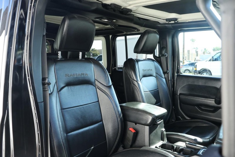 Jeep Wrangler Unlimited Vehicle Full-screen Gallery Image 23