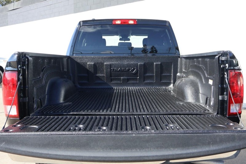 Ram 1500 Classic Vehicle Full-screen Gallery Image 09