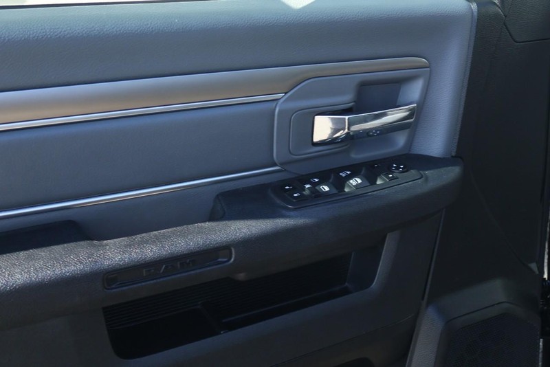 Ram 1500 Classic Vehicle Full-screen Gallery Image 16