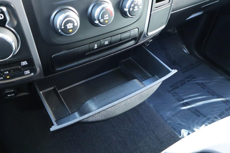 Ram 1500 Classic Vehicle Full-screen Gallery Image 36