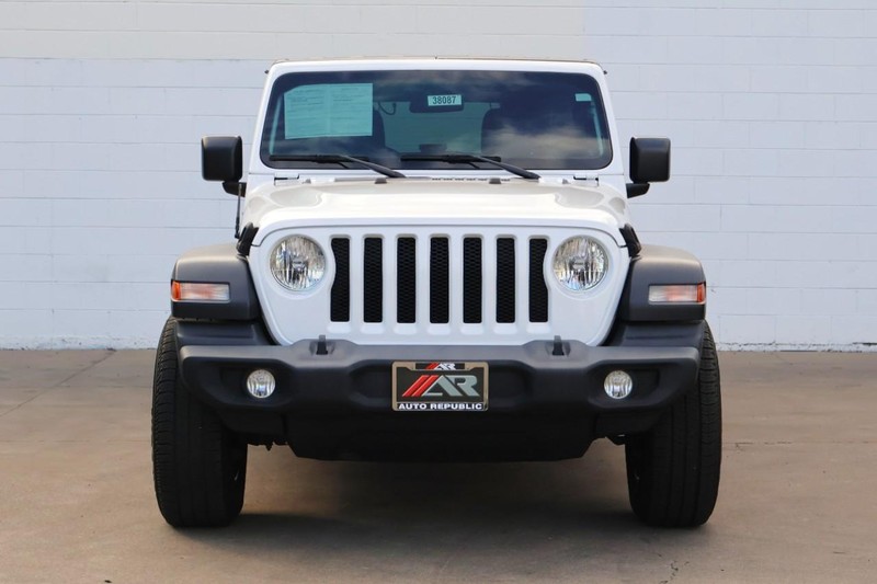 Jeep Wrangler Vehicle Full-screen Gallery Image 02
