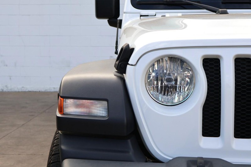 Jeep Wrangler Vehicle Full-screen Gallery Image 03