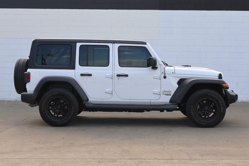 Jeep Wrangler Vehicle Full-screen Gallery Image 04