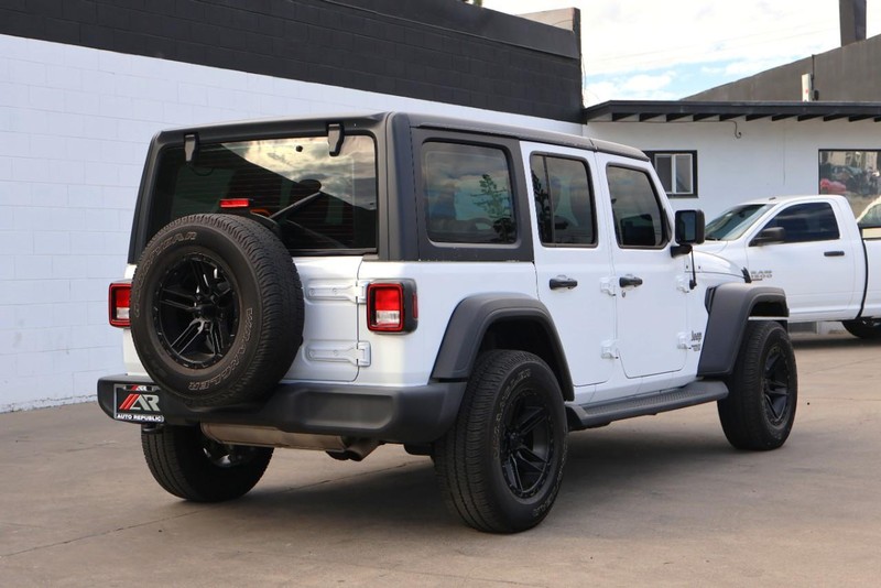 Jeep Wrangler Vehicle Full-screen Gallery Image 05