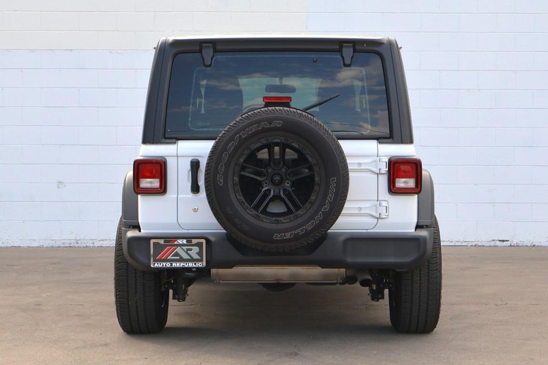 Jeep Wrangler Vehicle Full-screen Gallery Image 06