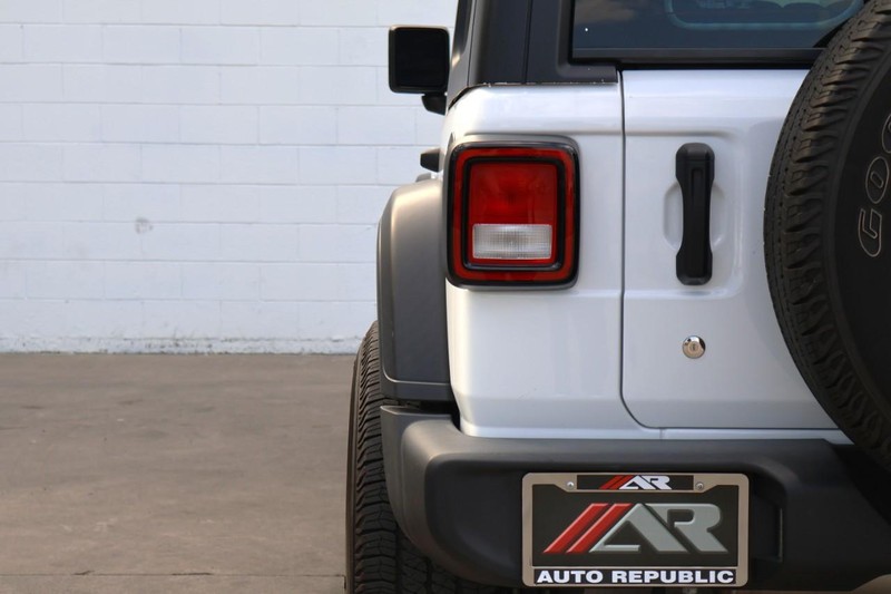 Jeep Wrangler Vehicle Full-screen Gallery Image 07