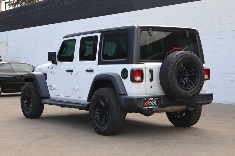 Jeep Wrangler Vehicle Full-screen Gallery Image 10