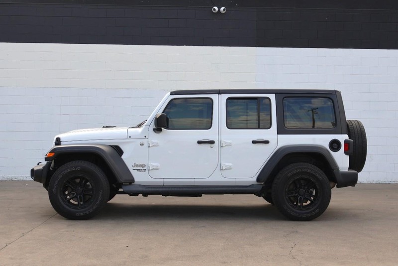 Jeep Wrangler Vehicle Full-screen Gallery Image 11