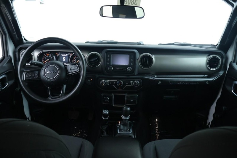 Jeep Wrangler Vehicle Full-screen Gallery Image 23