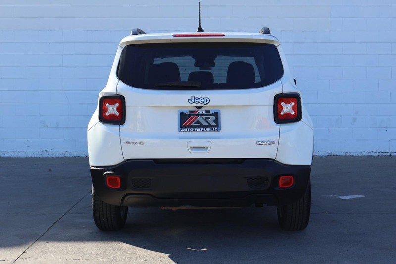 Jeep Renegade Vehicle Full-screen Gallery Image 06