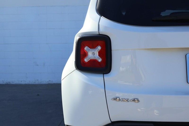 Jeep Renegade Vehicle Full-screen Gallery Image 07