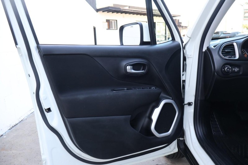 Jeep Renegade Vehicle Full-screen Gallery Image 15