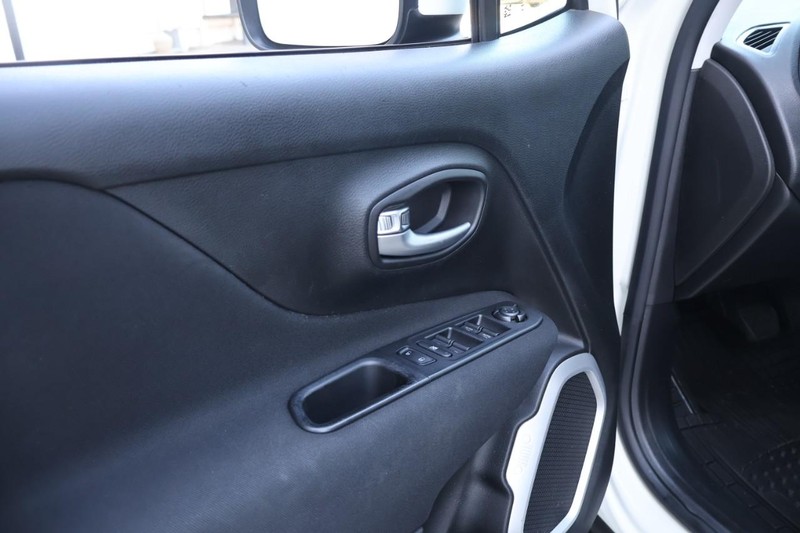 Jeep Renegade Vehicle Full-screen Gallery Image 16