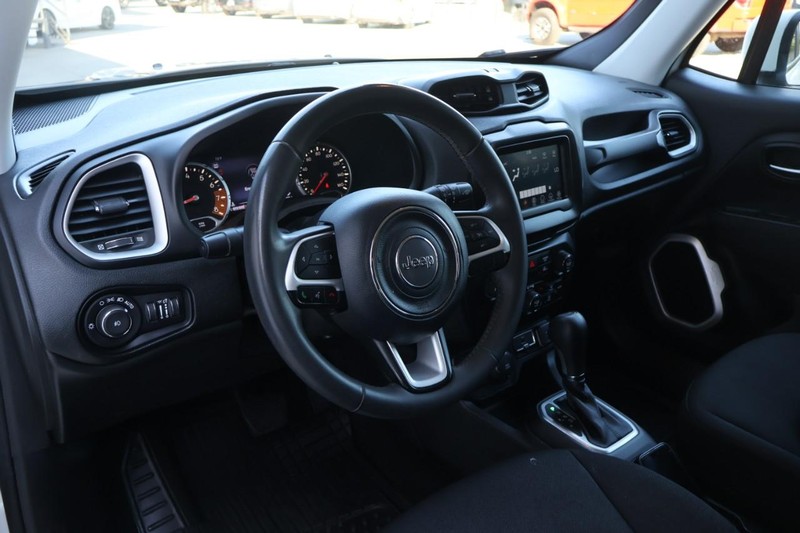Jeep Renegade Vehicle Full-screen Gallery Image 17