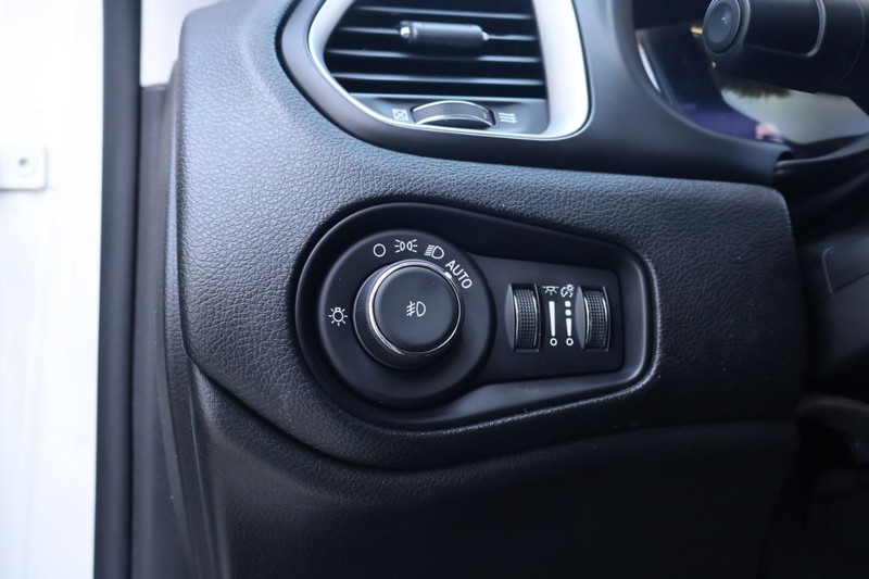 Jeep Renegade Vehicle Full-screen Gallery Image 18