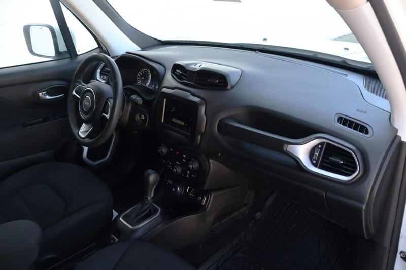 Jeep Renegade Vehicle Full-screen Gallery Image 21