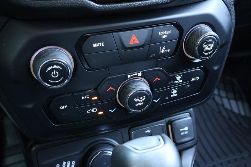 Jeep Renegade Vehicle Full-screen Gallery Image 31