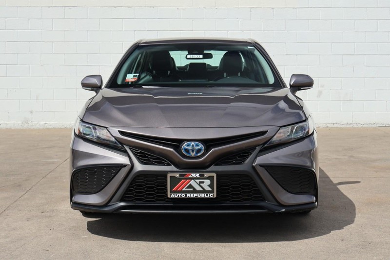 Toyota Camry Hybrid Vehicle Full-screen Gallery Image 02