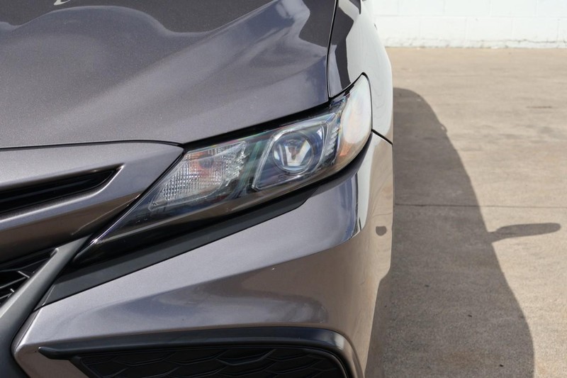 Toyota Camry Hybrid Vehicle Full-screen Gallery Image 03