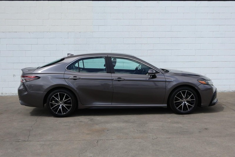 Toyota Camry Hybrid Vehicle Full-screen Gallery Image 04