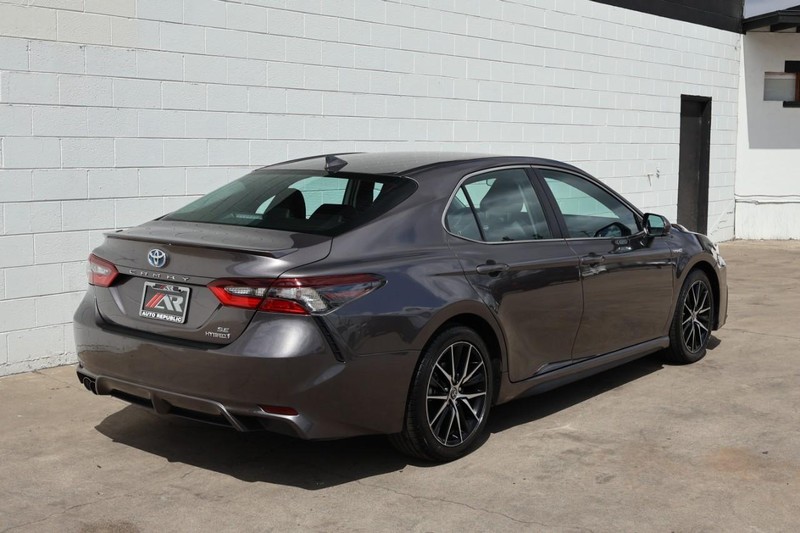 Toyota Camry Hybrid Vehicle Full-screen Gallery Image 05