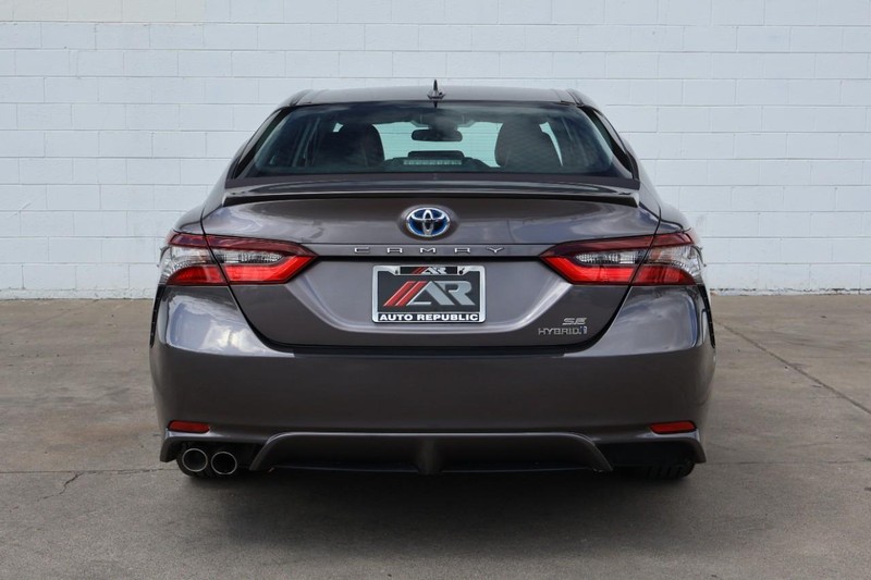 Toyota Camry Hybrid Vehicle Full-screen Gallery Image 06