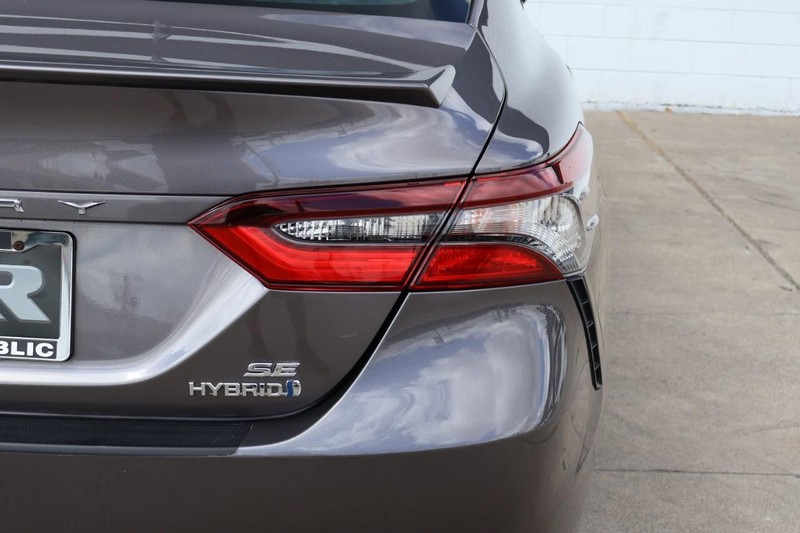 Toyota Camry Hybrid Vehicle Full-screen Gallery Image 07