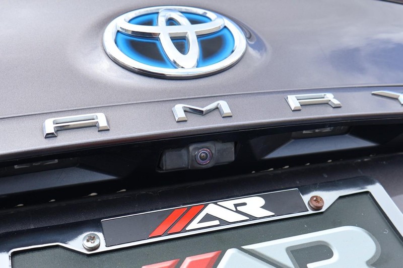 Toyota Camry Hybrid Vehicle Full-screen Gallery Image 08