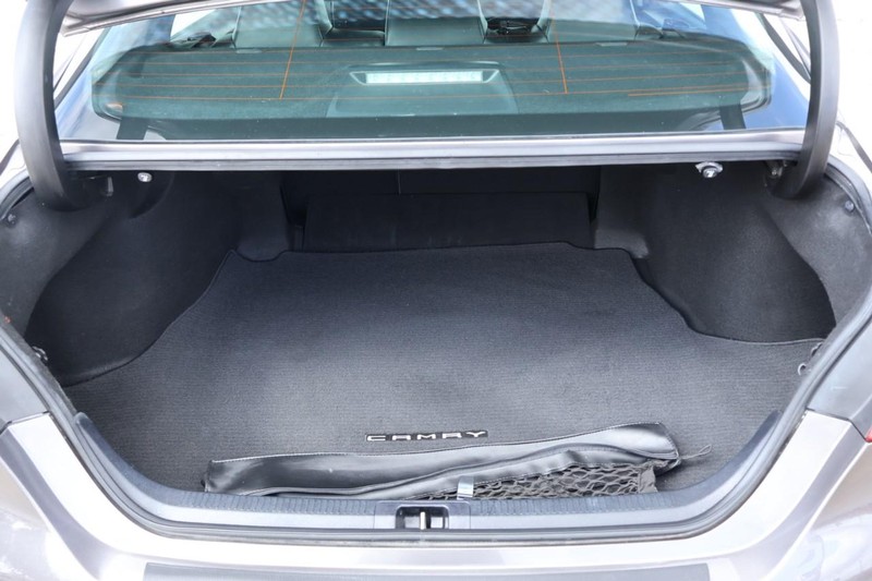 Toyota Camry Hybrid Vehicle Full-screen Gallery Image 09