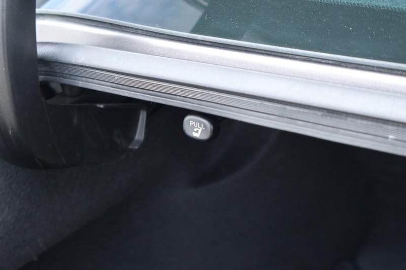 Toyota Camry Hybrid Vehicle Full-screen Gallery Image 10