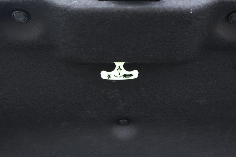 Toyota Camry Hybrid Vehicle Full-screen Gallery Image 11