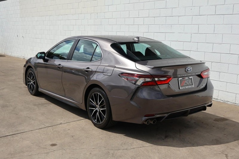 Toyota Camry Hybrid Vehicle Full-screen Gallery Image 12