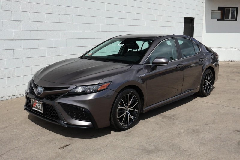 Toyota Camry Hybrid Vehicle Full-screen Gallery Image 14