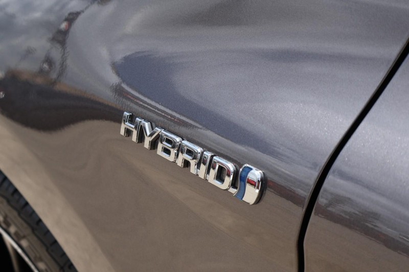 Toyota Camry Hybrid Vehicle Full-screen Gallery Image 15