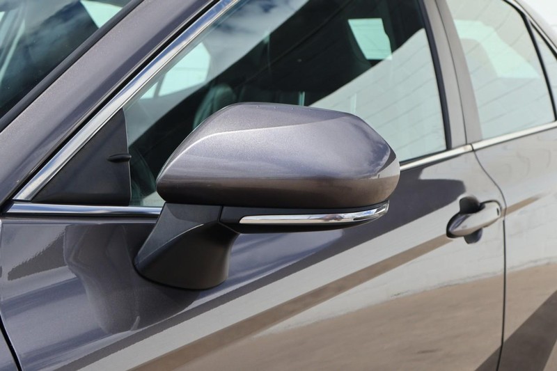 Toyota Camry Hybrid Vehicle Full-screen Gallery Image 16