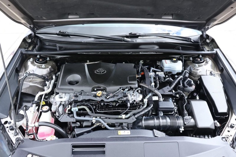 Toyota Camry Hybrid Vehicle Full-screen Gallery Image 17