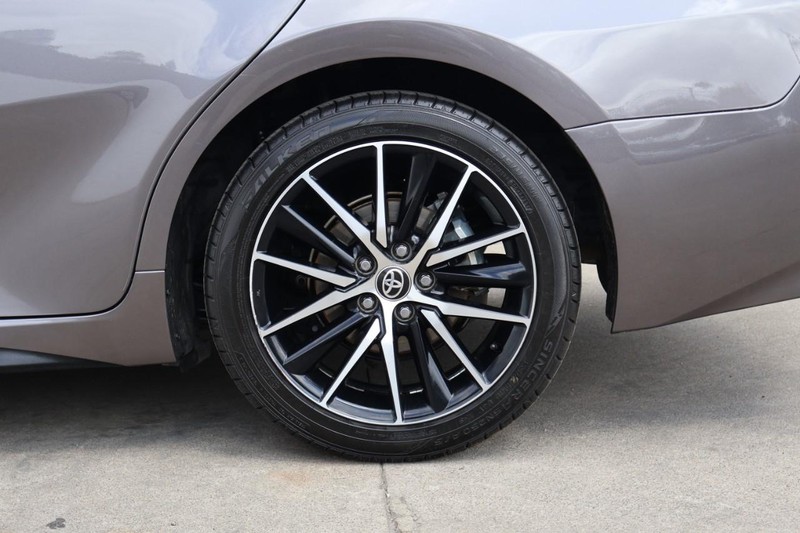 Toyota Camry Hybrid Vehicle Full-screen Gallery Image 18