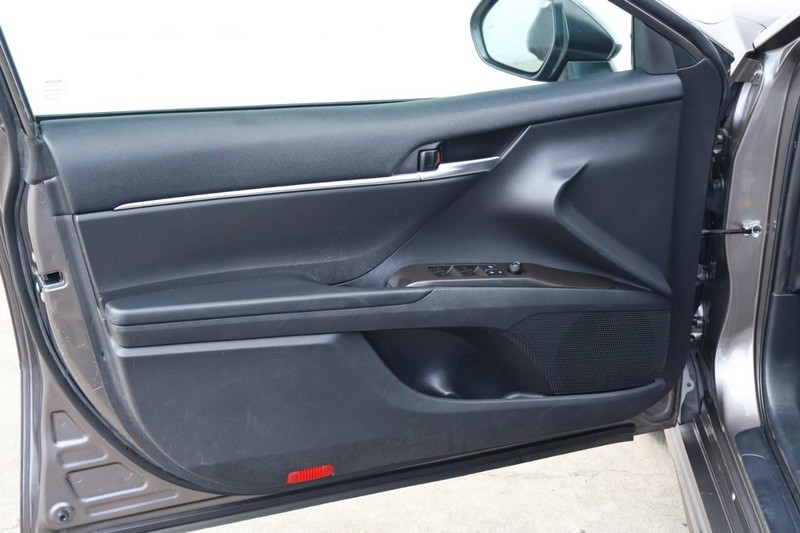 Toyota Camry Hybrid Vehicle Full-screen Gallery Image 19