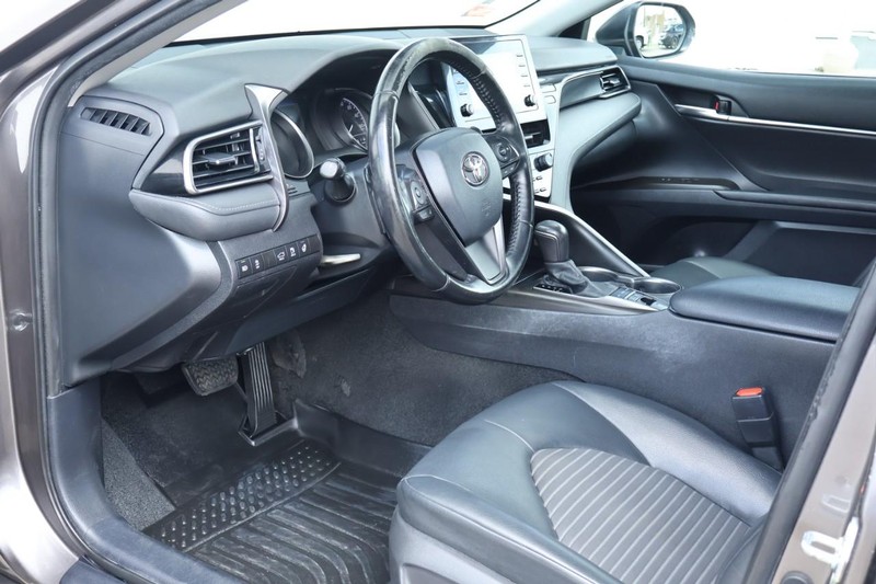 Toyota Camry Hybrid Vehicle Full-screen Gallery Image 20