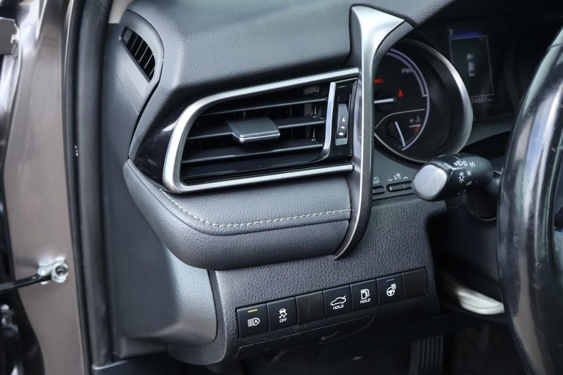 Toyota Camry Hybrid Vehicle Full-screen Gallery Image 21