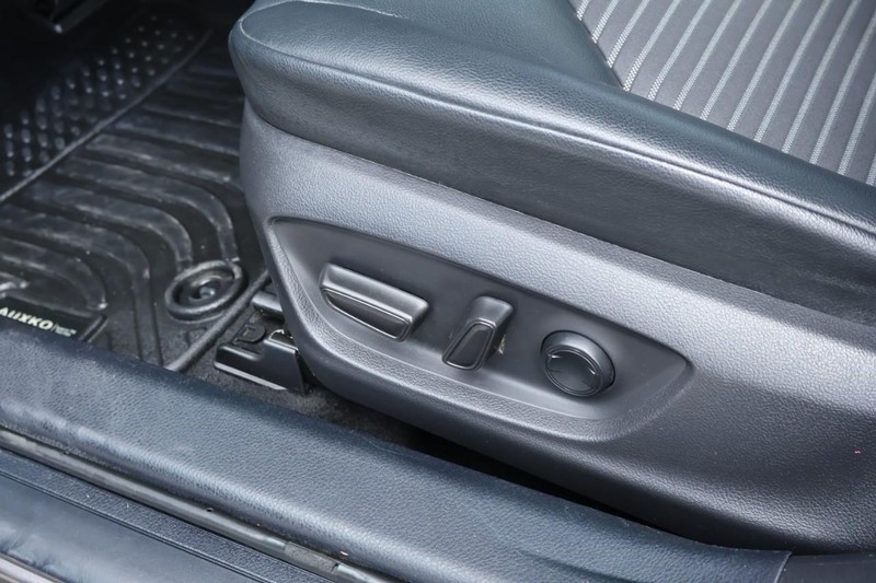 Toyota Camry Hybrid Vehicle Full-screen Gallery Image 22