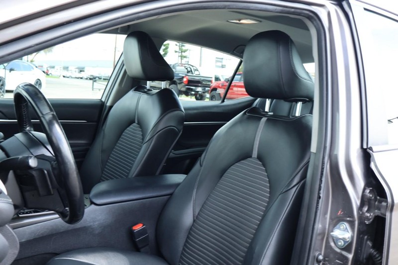 Toyota Camry Hybrid Vehicle Full-screen Gallery Image 23