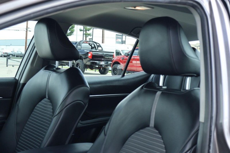 Toyota Camry Hybrid Vehicle Full-screen Gallery Image 24